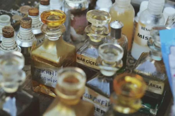 أفضل طرق لتوفير المال في التسوق للأزياء في السعودية: خصومات على الملابس والعطور